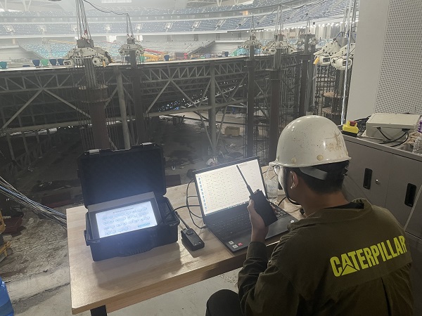 16時(shí),專用電路劉菁昊在廈門項(xiàng)目現(xiàn)場暴雨等惡劣條件下,經(jīng)歷三天近60小時(shí)將水平看臺(tái)試驗(yàn)段下放成功。.jpg 16時(shí),專用電路劉菁昊在廈門項(xiàng)目現(xiàn)場暴雨等惡劣條件下,經(jīng)歷三天近60小時(shí)將水平看臺(tái)試驗(yàn)段下放成功。.jpg