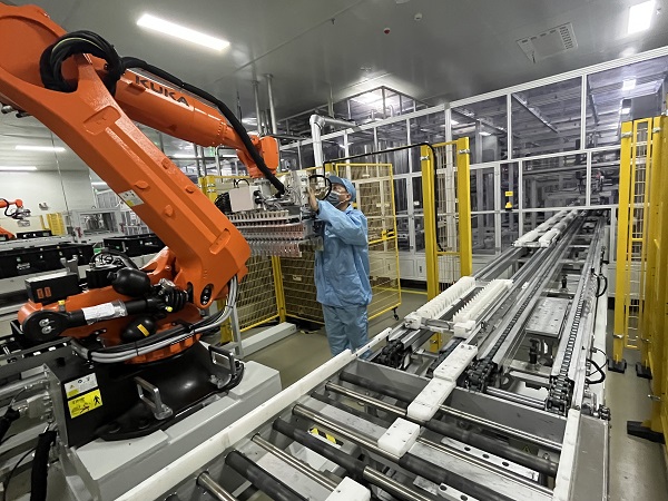 凌晨1點(diǎn),專用電路事業(yè)部程凱在方型電芯注液車間對(duì)注液下料機(jī)器人手爪進(jìn)行維護(hù).jpg 凌晨1點(diǎn),專用電路事業(yè)部程凱在方型電芯注液車間對(duì)注液下料機(jī)器人手爪進(jìn)行維護(hù).jpg