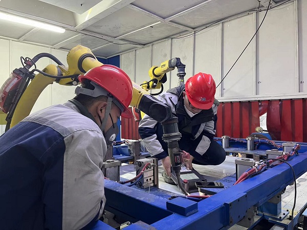 14點(diǎn),江蘇長江智能制造研究院有限責(zé)任公司秦拓、王豪在無錫現(xiàn)場進(jìn)行新能源電池托盤焊接項(xiàng)目的設(shè)備安裝及調(diào)試工作.jpg 14點(diǎn),江蘇長江智能制造研究院有限責(zé)任公司秦拓、王豪在無錫現(xiàn)場進(jìn)行新能源電池托盤焊接項(xiàng)目的設(shè)備安裝及調(diào)試工作.jpg