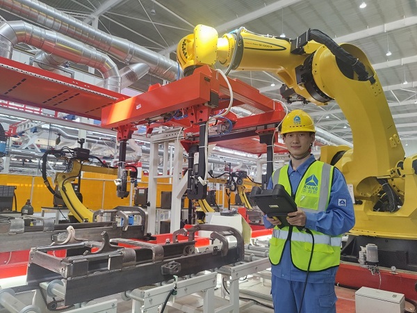 11時(shí),機(jī)器人事業(yè)部張鴻杰在徐州外門架焊接生產(chǎn)線項(xiàng)目現(xiàn)場進(jìn)行門架焊接工藝調(diào)試.jpg 11時(shí),機(jī)器人事業(yè)部張鴻杰在徐州外門架焊接生產(chǎn)線項(xiàng)目現(xiàn)場進(jìn)行門架焊接工藝調(diào)試.jpg