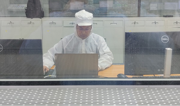 15點(diǎn),自控事業(yè)部胡曉強(qiáng)在寧波對(duì)6.3米BOPET聚酯薄膜生產(chǎn)線做控制優(yōu)化.jpg 15點(diǎn),自控事業(yè)部胡曉強(qiáng)在寧波對(duì)6.3米BOPET聚酯薄膜生產(chǎn)線做控制優(yōu)化.jpg