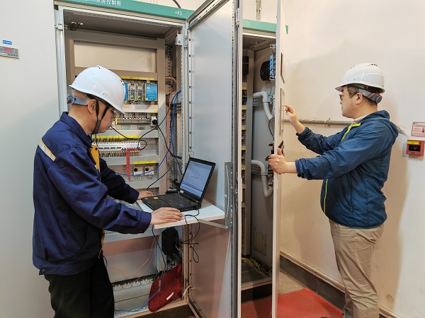 9時(shí),自控事業(yè)部陳金源、薛翔宇在三峽泄洪壩段深孔605#泵房進(jìn)行設(shè)備調(diào)試,對(duì)自主可控PLC進(jìn)行信號(hào)對(duì)點(diǎn)及邏輯功能測試。.jpg 9時(shí),自控事業(yè)部陳金源、薛翔宇在三峽泄洪壩段深孔605#泵房進(jìn)行設(shè)備調(diào)試,對(duì)自主可控PLC進(jìn)行信號(hào)對(duì)點(diǎn)及邏輯功能測試。.jpg