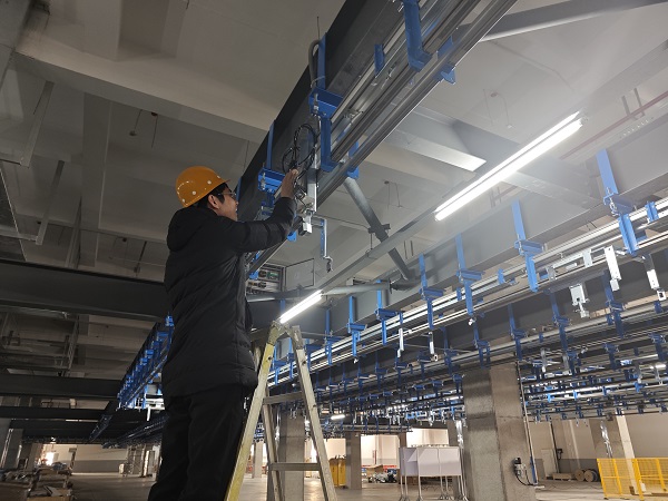 6. 浙江杭州，北自科技陳凱在化纖懸掛線項目上檢查電氣線路.jpg