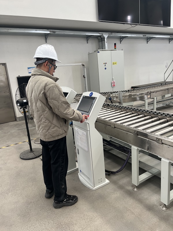 8. 江蘇常州，北自藍邦周褚飛在操作輻照設備.jpg