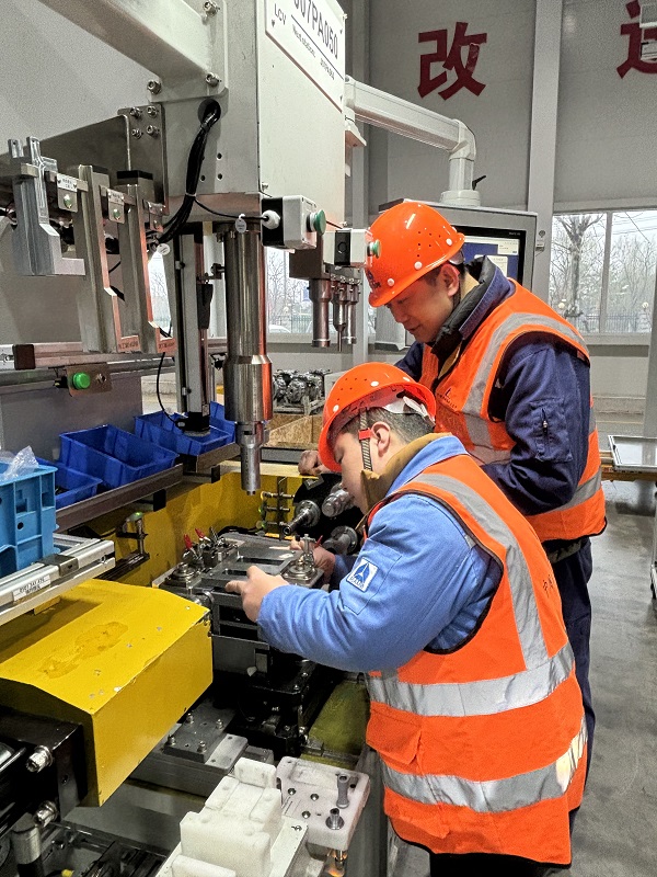 2. 浙江嘉興，智能裝配事業部陶東凱、韓冰華在AMT變速箱柔性生產線項目現場調試.jpg