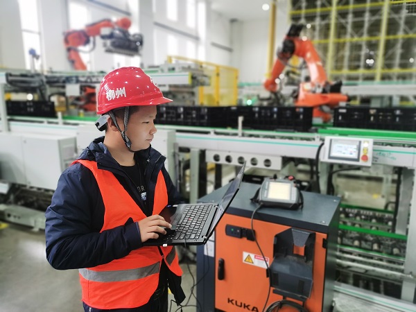 3. 廣西柳州，專用電路事業部金富強正在電芯成品緩存輸送系統項目中進行設備調試.jpg