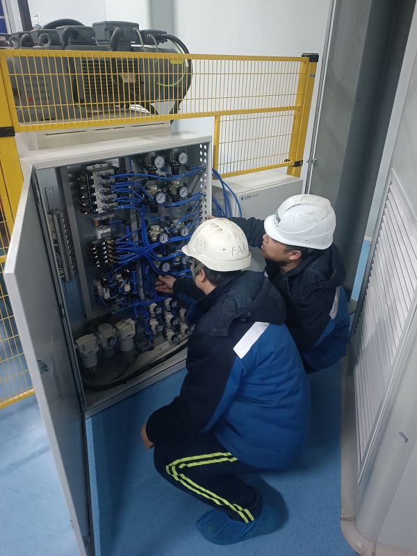 1. 天津，自控事業部竇增濤、趙強磊正在BOPA成套裝置及服務采購項目上進行調試.jpg