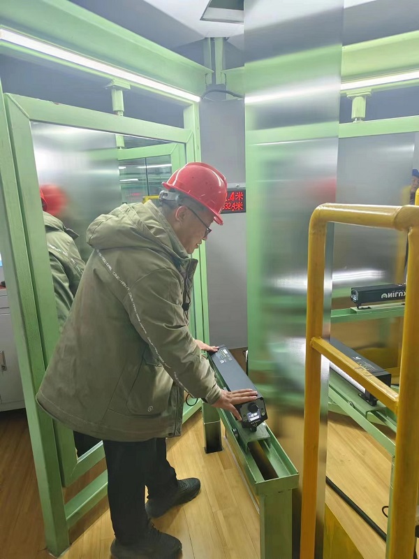 4. 山東臨清，冶金事業部劉波正在檢查帶鋼表面質量.jpg